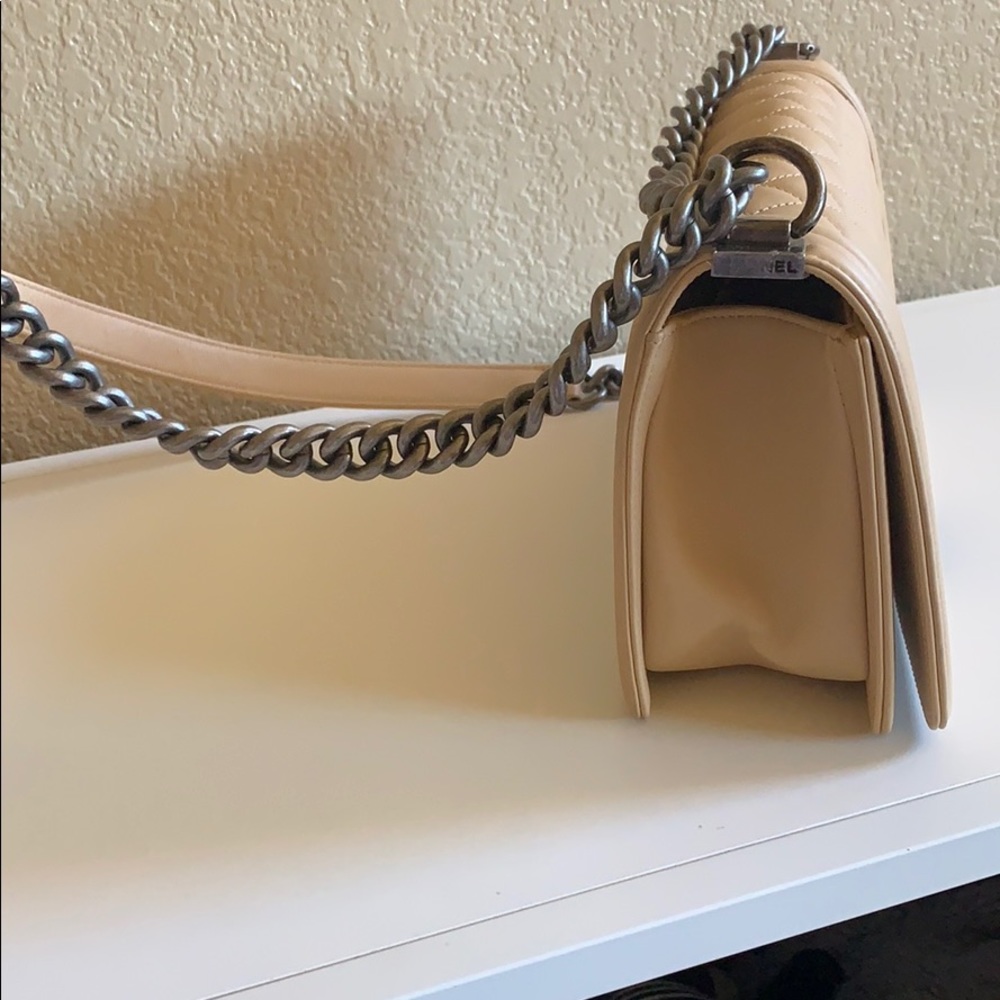 Chanel medium beige boy bag - Picture 2 of 6